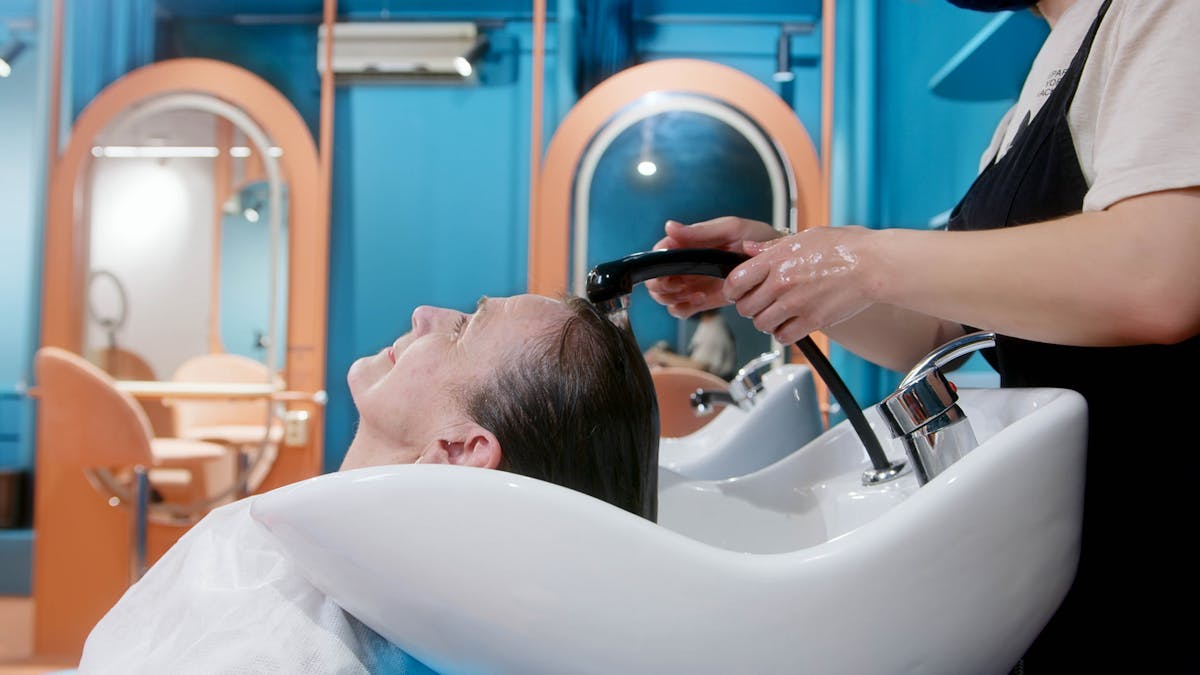 Nisha Beauty Salon founding story — professional home service in Kuwait