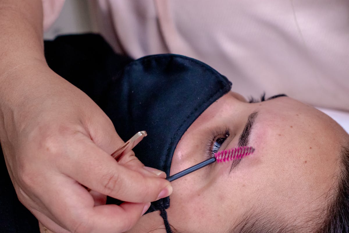 Precision eyebrow shaping at home Kuwait